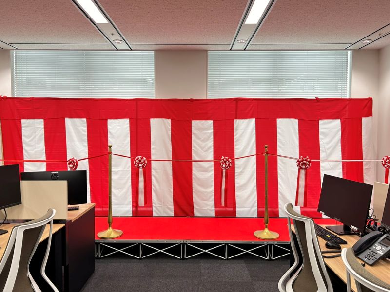 テープカットに紅白幕を設営した現場
