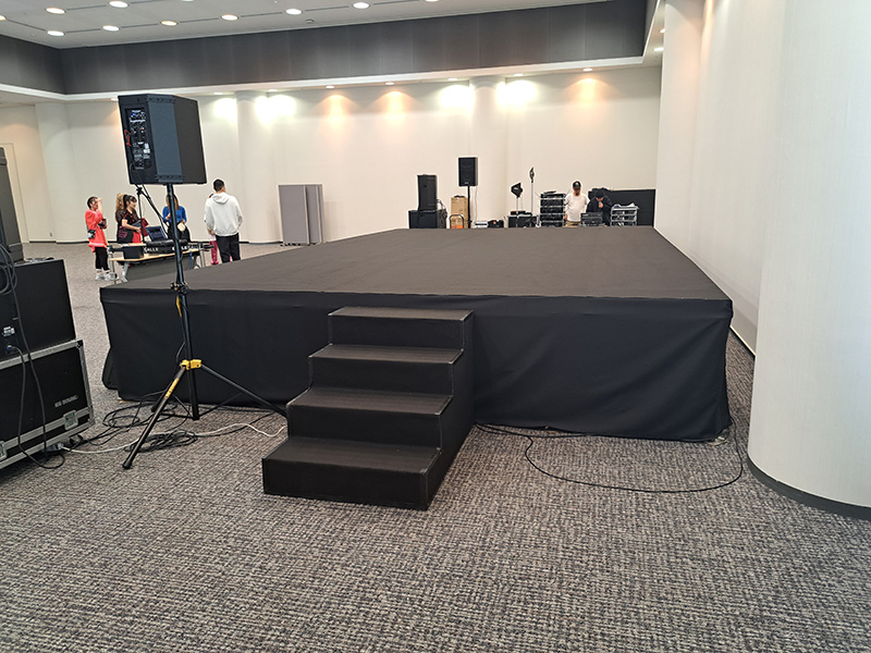 ダンスイベントで大型ステージを設営した現場